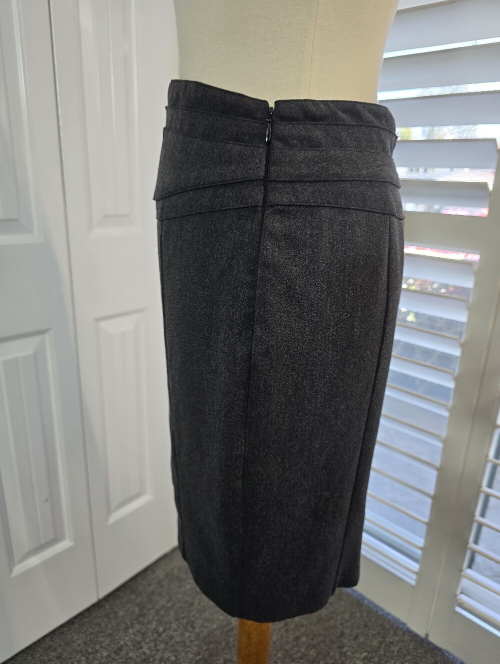 EXPRESS Charcoal Pencil Skirt W/Subtle Pocket Accents And Back Buckle Detail - Picture 5 of 9